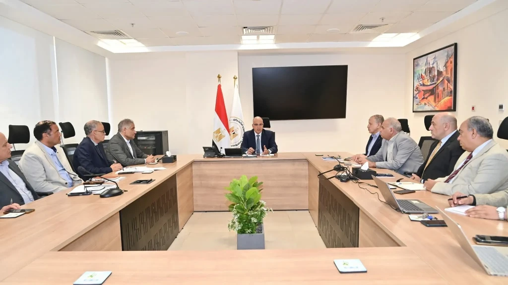 وزير الري يتابع موقف الإجراءات العاجلة التى تقوم بها مصلحة الميكانيكا والكهرباء