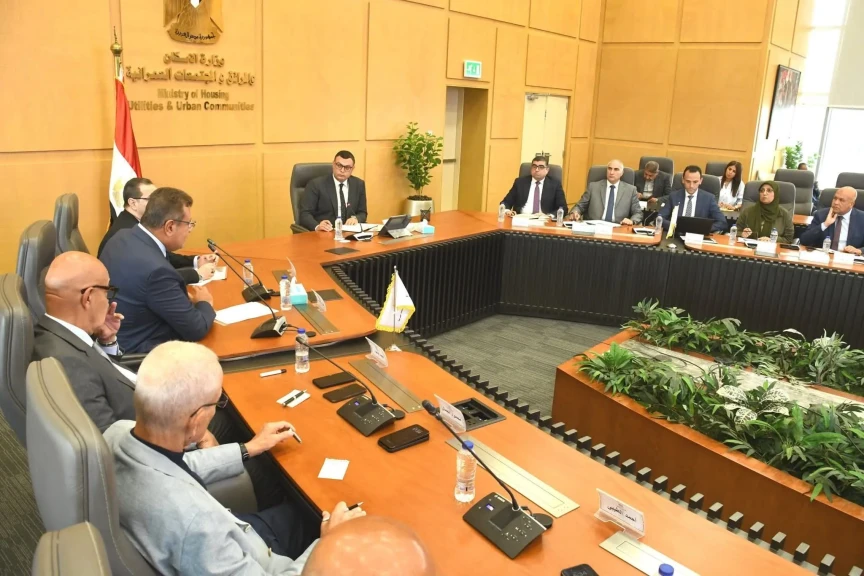 وزير الإسكان يعقد أجتماعا مع عدد من كبار المطورين العقاريين