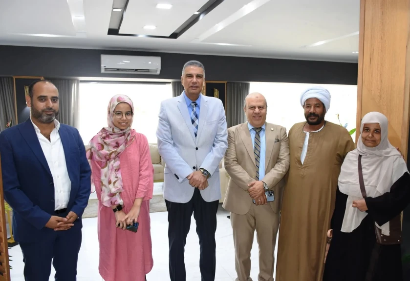 محافظ أسوان يكرم الطلاب المتفوقين ويشيد بدور جمعية مستثمري الطاقة الشمسية