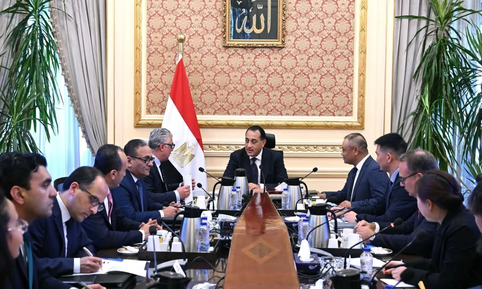 رئيس الوزراء يلتقي رئيس شركة ”إيليت سولار” الصينية المُصنعة لمكونات محطات الطاقة الشمسية والرياح
