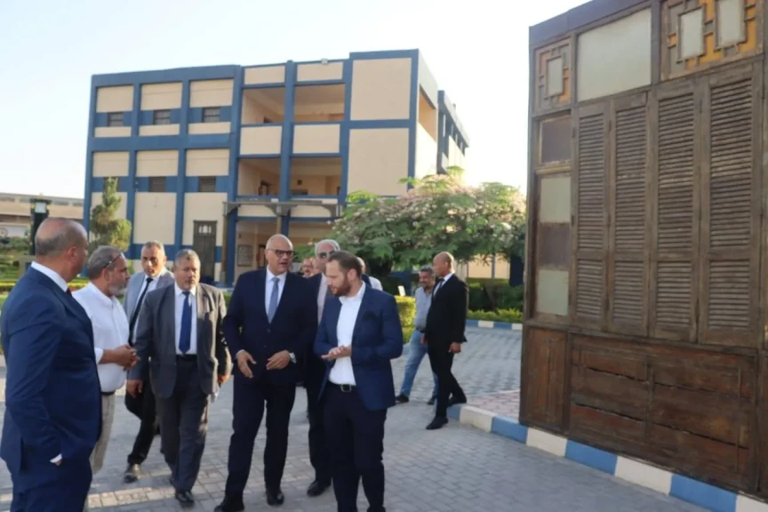 محافظ القليوبية يتفقد مدرسة ”إيجيبت جولد” للتكنولوجيا التطبيقية للحُلي والمجوهرات بمدينة العبور
