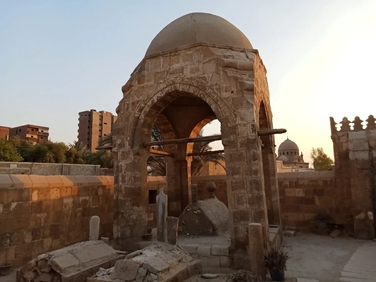 قبة الإمام المزني الأثرية ضمن معالم جبانة الإمام الشافعي