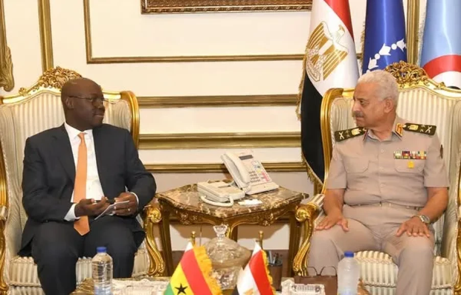وزير الدفاع يلتقي نظيره الغاني لبحث التعاون العسكري المشترك