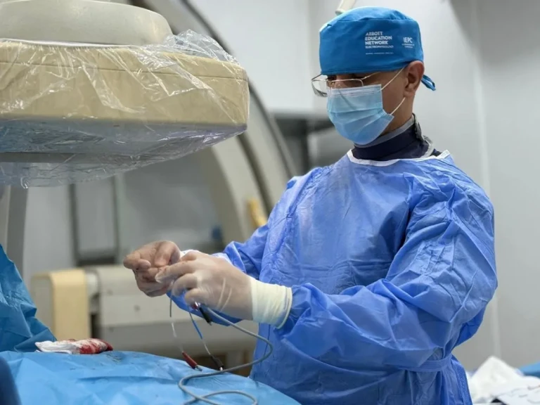 تدريسي في كلية طب المستنصرية ببغداد يجري عملية قسطارية نوعية منقذة للحياة لطفلة في مركز ابن البيطار التخصصي لجراحة القلب