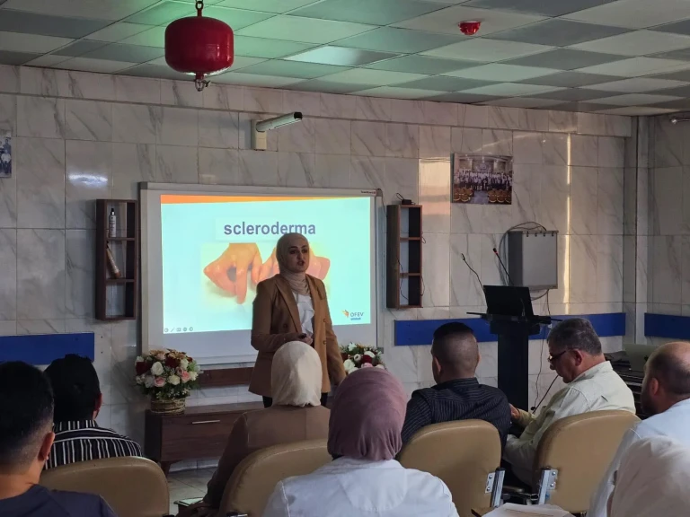 تدريسية في كلية طب المستنصرية ببغداد تلقي محاضرة علمية عن روماتزم تصلب الجلد المناعي وتليف الرئة