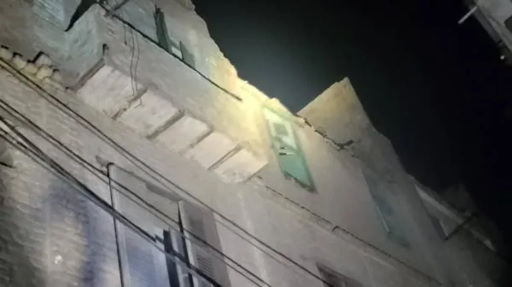 محافظ الشرقية يتابع موقف إنهيار شرفة أحد المنازل القديمة بشارع مولد النبي بالزقازيق ويوجه بتوفير الرعاية الكاملة للمصابين