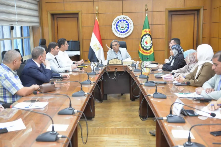محافظ الدقهلية يعقد اجتماعًا موسعًا لبحث توصيل المرافق للإمتدادت العمرانية بالمنطقة المركزية كمرحلة أولي