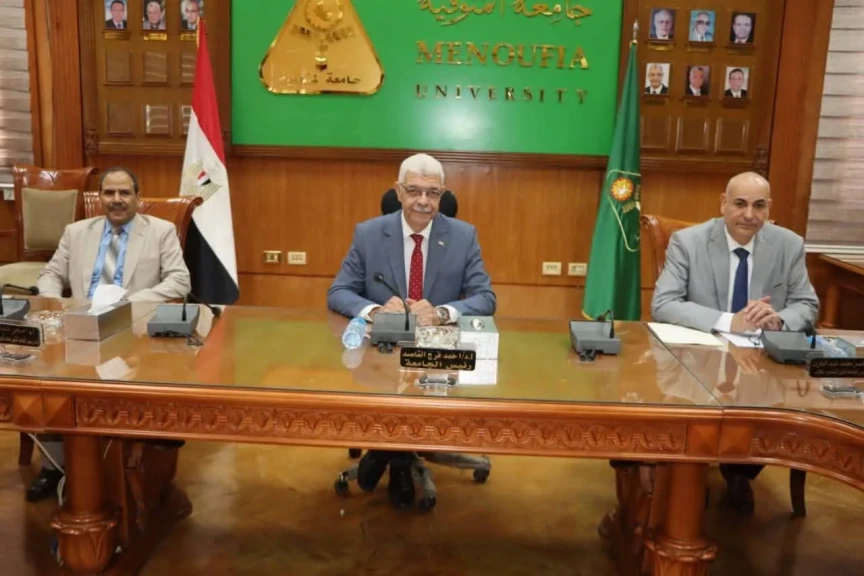 رئيس جامعة المنوفية  يراس إجتماع لجنة المنشآت الجامعية