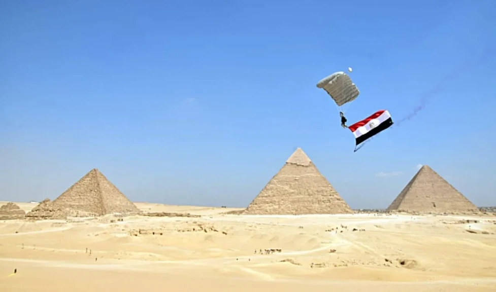 أنشطة مكثفة للتدريب المصرى الأمريكى المشترك ” النجم الساطع - 2025 ” .. تنفيذ قفز حر مظلى بمنطقة الأهرامات الأثرية