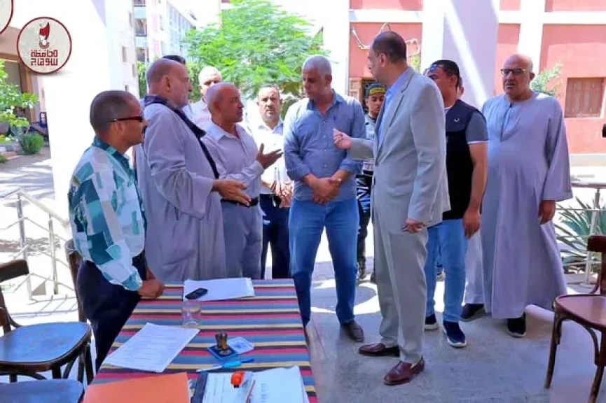 محافظ سوهاج يتفقد مستوى الخدمات المقدمة للمواطنين والوضع العام بالشارع .. ويوجه بتحسين مستوى النظافة ورفع المخلفات