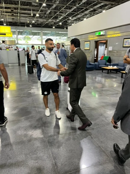 وزير الرياضة يودع المنتخب الوطني بمطار القاهرة قبل سفره لمواجهة  بوركينا فاسو