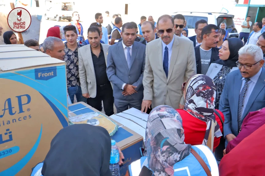 بالتعاون مع مؤسسة ” حياة كريمة ” ..محافظ سوهاج يشهد توزيع 35 جهاز عروس وعدد من المساعدات للفئات الأولى بالرعاية