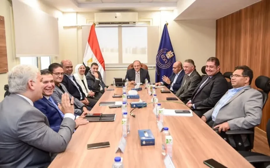 رئيس هيئة الدواء يبحث مع شركتي ”هيلث فلو” و”فيكسد مصر” آليات تنفيذ مشروع الروشتة الرقمية