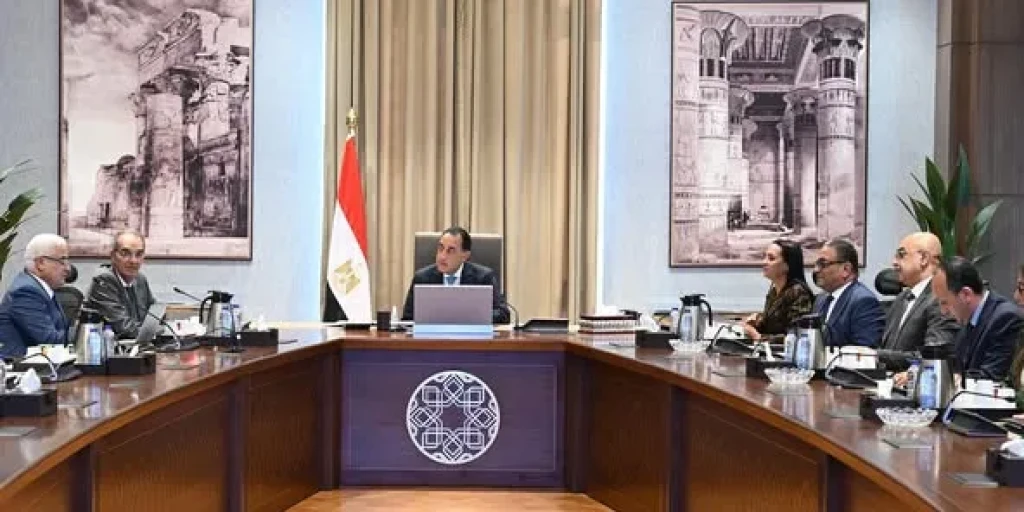 رئيس الوزراء يتابع مستجدات إجراءات تفعيل الربط الإلكتروني بين هيئة التأمين الاجتماعي والمرور