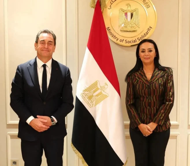 وزيرة التضامن الاجتماعي تلتقي السفير الفرنسي بالقاهرة