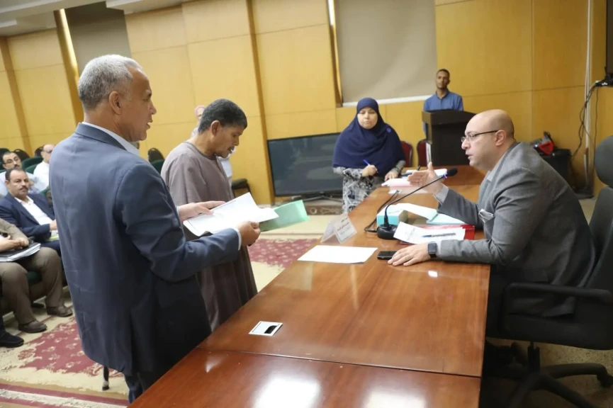 محافظ بني سويف يواصل سلسلة لقاءاته بالمواطنين