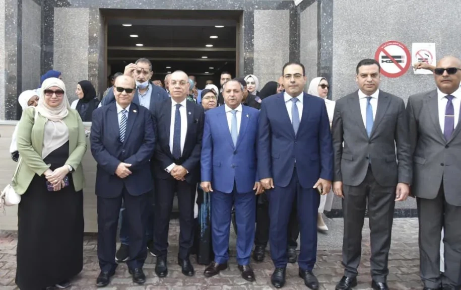 محافظ بورسعيد وأعضاء المجلس الإقليمي الصحي يفتتحون 14 سرير عناية مركزة بمستشفى الصدر