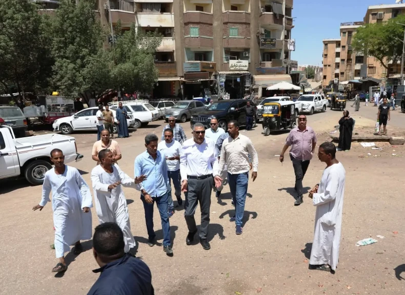 محافظ أسوان يقود حملة موسعة لإزالة الإشغالات بميدان النفق