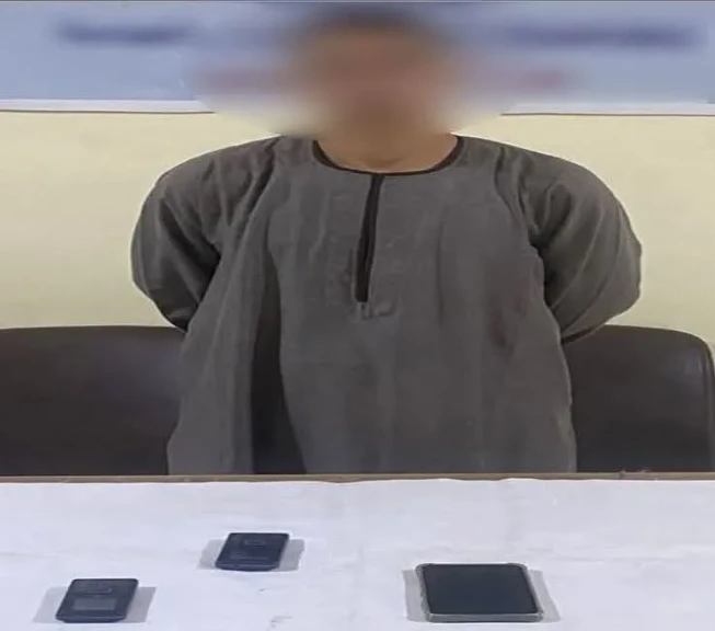 الداخلية:ضبط شخص لقيامه بإنتحال صفة موظف خدمة عملاء بأحد البنوك للنصب والإحتيال