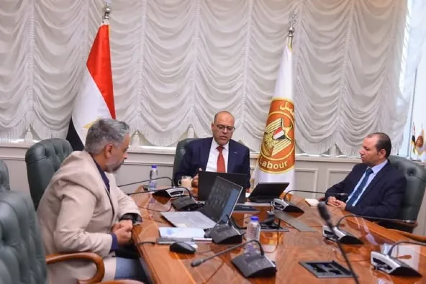 وزير العمل يعقد اجتماعًا مع مديري المديريات.. ويوجه بتكثيف حملات التفتيش على تراخيص عمل الأجانب