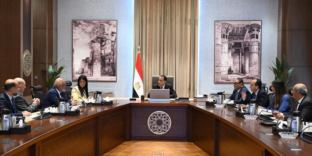 رئيس الوزراء يلتقي المدير التنفيذي لمصر بمجموعة البنك الدولي