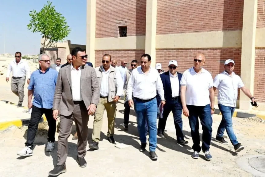 وزير الإسكان يتفقد محطة رفع صرف صحي الخامس شرق بمدينة 6 أكتوبر