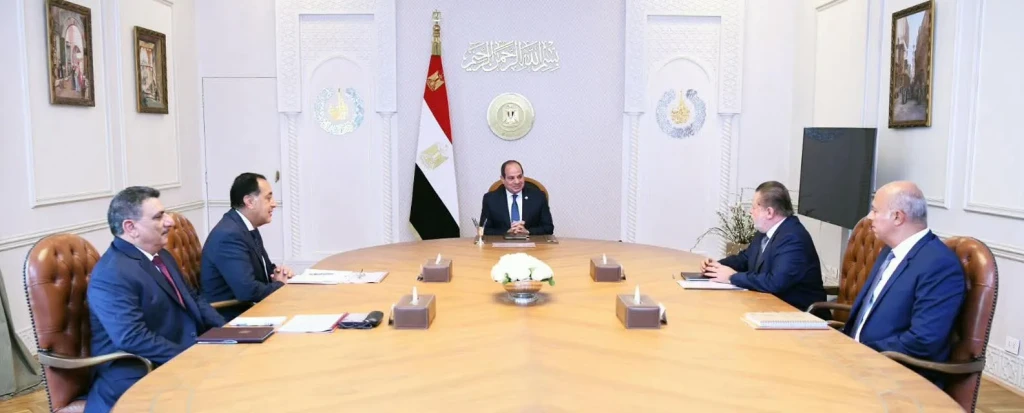 الرئيس عبد الفتاح السيسى يجتمع برئيس الوزراء ومحافظ البنك المركزى ومستشار رئيس الجمهورية للشؤن المالية
