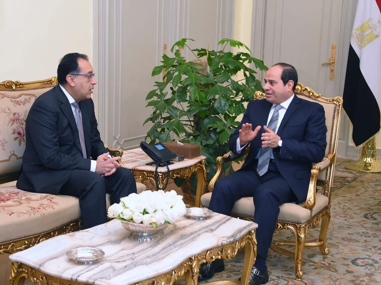 الرئيس عبد الفتاح السيسى يجتمع برئيس الوزراء ومحافظ البنك المركزى ومستشار رئيس الجمهورية للشؤن المالية