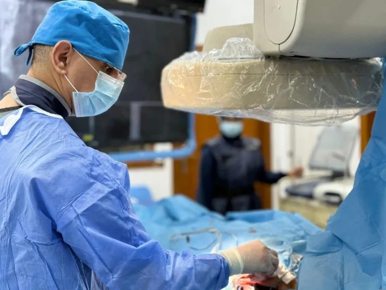 إجراء عملية قسطارية كهربائية نوعية لمريض يبلغ من العمر 65 عاماً في كلية طب المستنصرية ببغداد