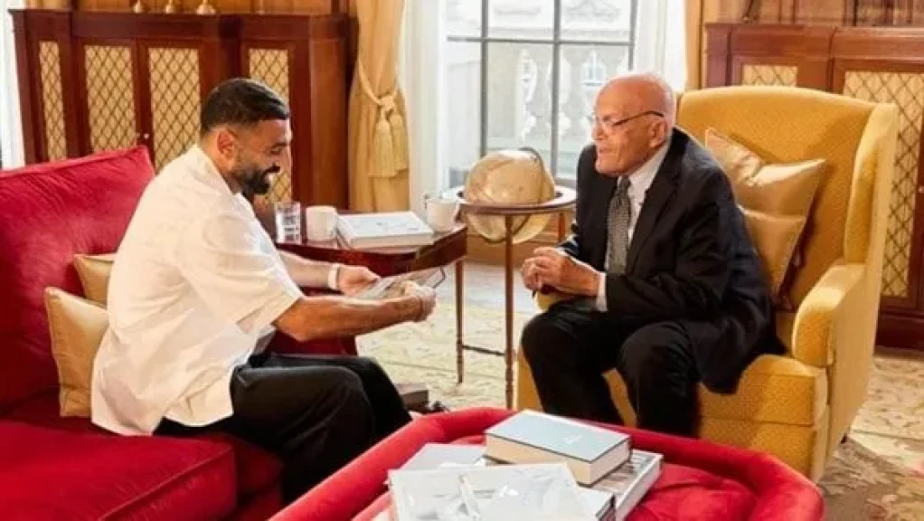 الملك والبروفيسور وجها لوجة. .حكاية صورة محمد صلاح ومجدي يعقوب في لندن