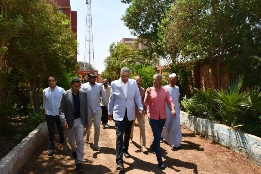محافظ أسوان يفاجئ عدد من المدارس فى دراو