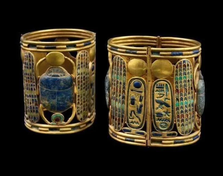 أساور الملك بسوسنس الأول مجوهرات ملكية تنطق بسحر الخلود ومحفوظة بالمتحف المصري بالتحرير