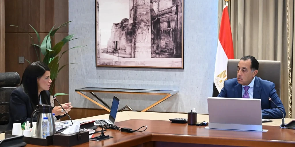 رئيس الوزراء يستعرض مع وزيرة التخطيط جهود حوكمة الاستثمارات العامة في العام المالي 2024 – 2025