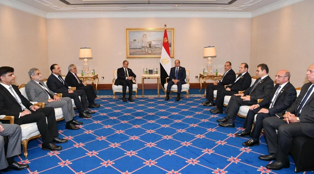 الرئيس السيسي يلتقي رئيس وزراء جمهورية باكستان الإسلامية على هامش أعمال القمة العربية الإسلامية الطارئة