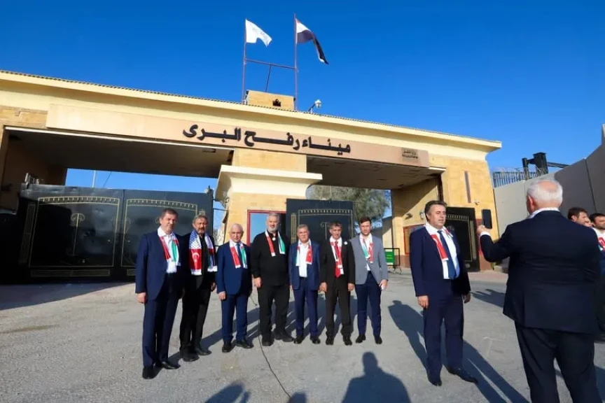 وفد من برلمان الجمهورية التركية مكون من 30 شخصاً يجري زيارة الى معبر رفح البري، برفقة نائب وزير الخارجية التركي والسفير التركي في القاهرة