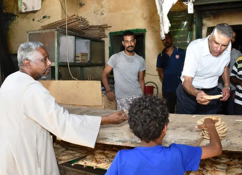محافظ أسوان يفاجئ أحد المخابز البلدية بكوم أمبو