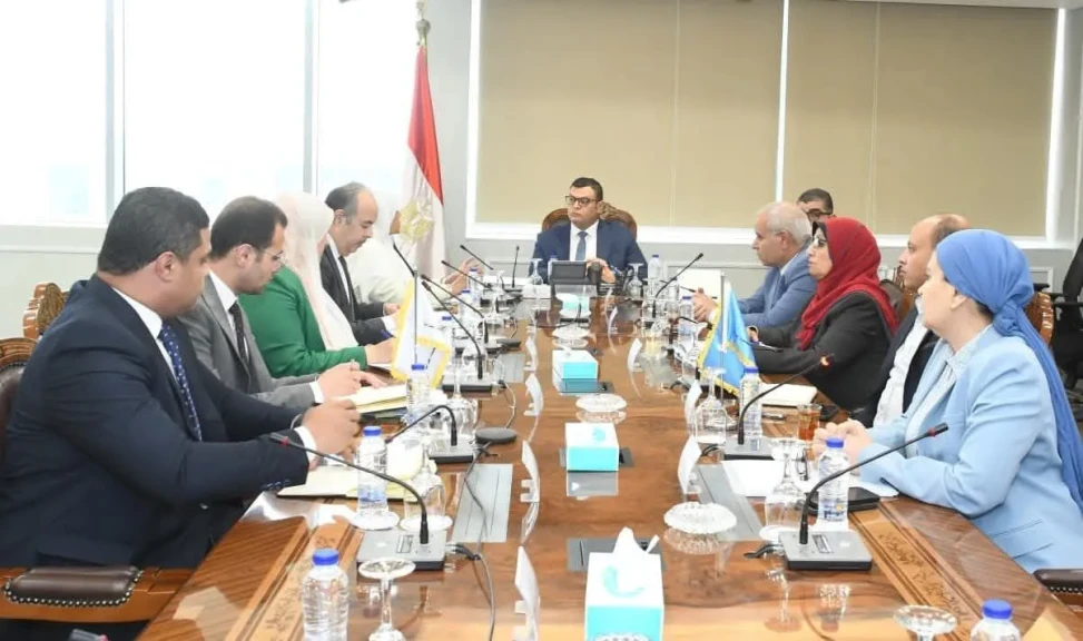 وزير الإسكان يتابع الاشتراطات والضوابط والمعايير الخاصة بالإعلانات على الطرق العامة