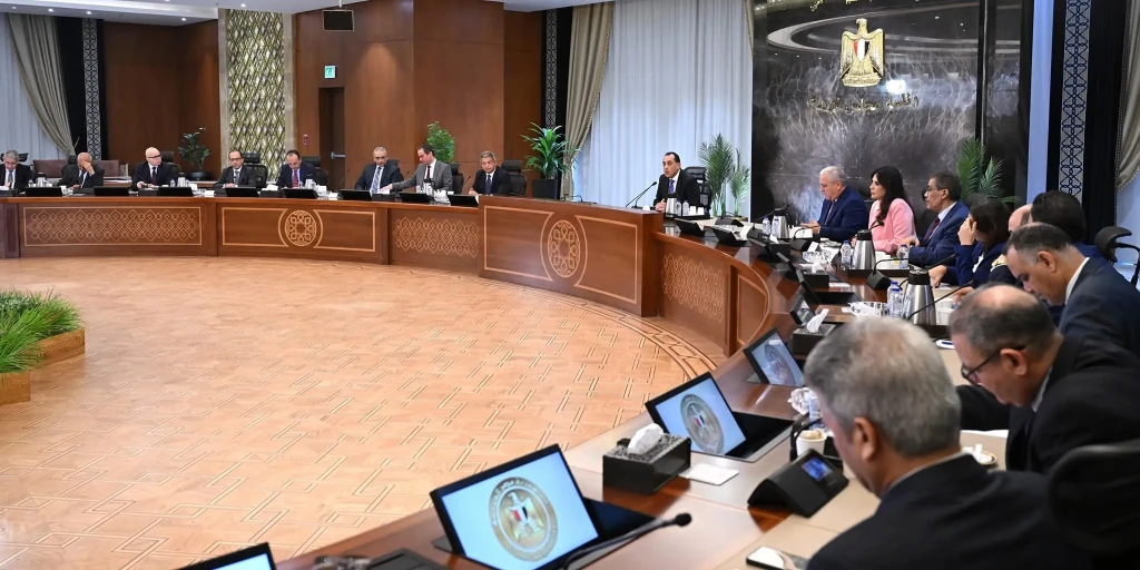 رئيس الوزراء يلتقي عددا من رؤساء تحرير الصحف والمواقع الإلكترونية المصرية لمناقشة القضايا الراهنة محليا وعالميا