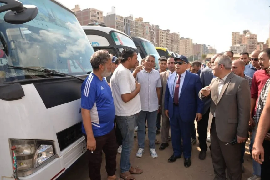 محافظ الدقهلية يتفقد اصطفاف 62 باصًا جديدًا لدعم منظومة النقل الجماعي ”السرفيس” بمدينة المنصورة مع بداية العام الدراسي الجديد .