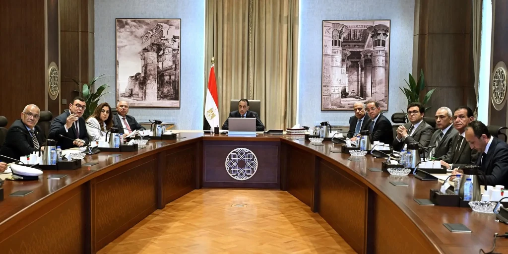 رئيس الوزراء يتابع تنفيذ الاشتراطات والضوابط والمعايير الخاصة بالإعلانات على الطرق العامة والمحاور
