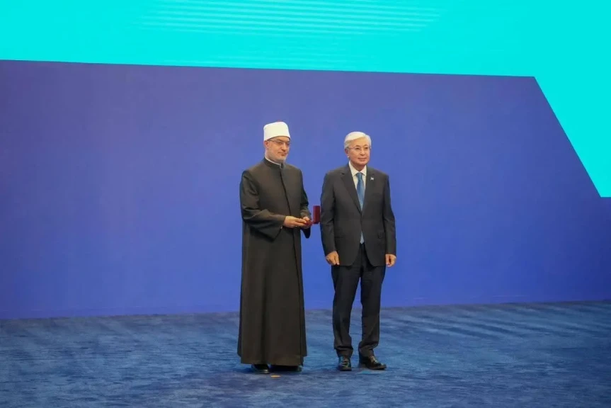 الرئيس الكازاخي يكرم مفتي الجمهورية ويمنحه وسام الشرف