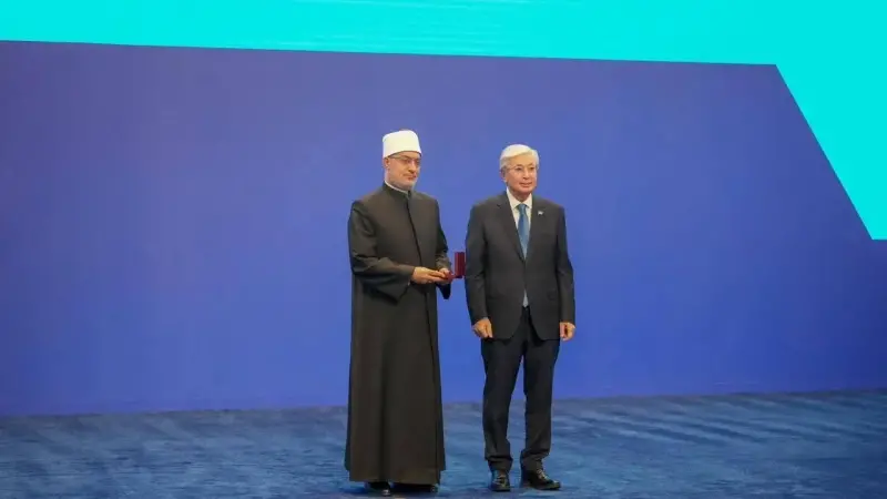 الرئيس الكازاخي يكرم مفتي الجمهورية ويمنحه وسام الشرف