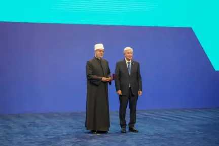 الرئيس الكازاخي يكرم مفتي الجمهورية ويمنحه وسام الشرف