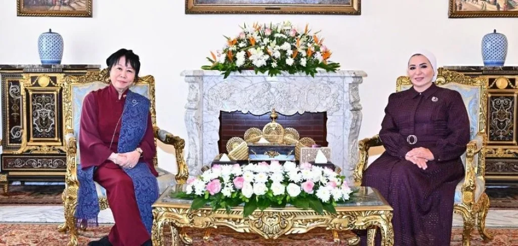 السيده انتصار السيسي ترحب بالسيدة جين يوميكو حرم رئيس سنغافورة