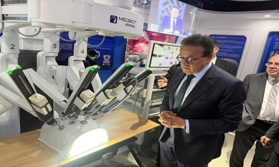 وزير الصحة يلتقي مسئولي ”ميدبوت” لبحث التعاون في الجراحة الروبوتية