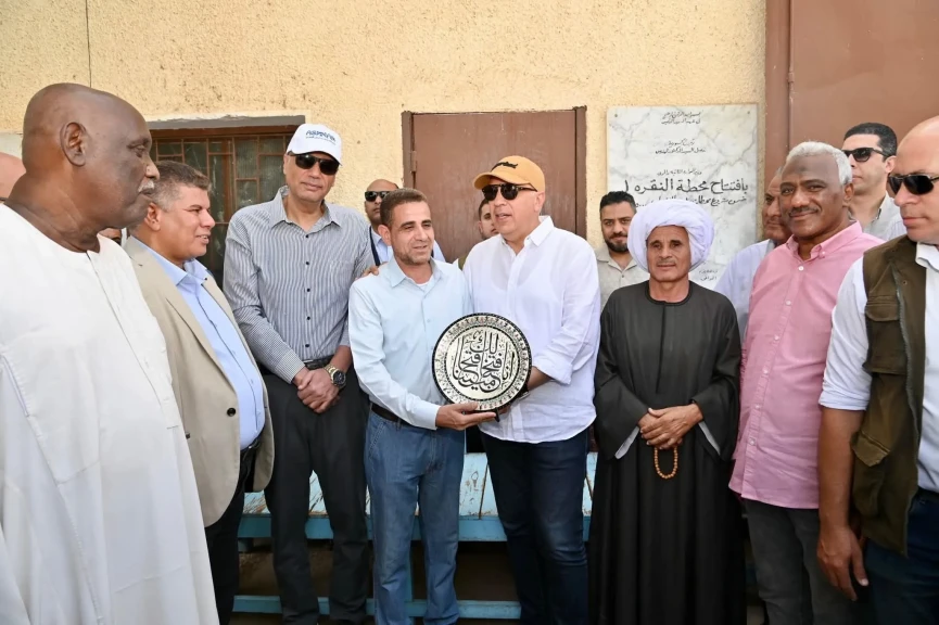 وزير الري يكرم المهندس محسن قبيسى مدير هندسة رى النقرة