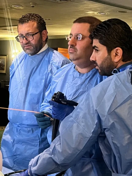 تدريسي في كلية طب المستنصرية ببغداد يجري تداخلات ناظورية لحالتين معقدتين من انسداد القنوات الصفراوية في مستشفى اليرموك التعليمي