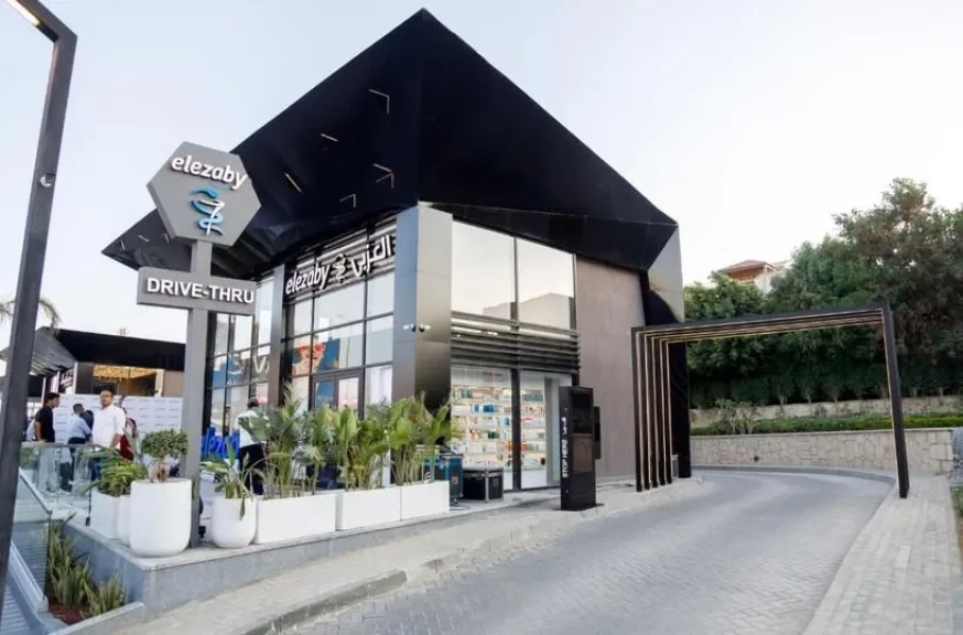 صيدليات العزبي تُدشّن أول فرع صيدلية Drive-Thru في مصر