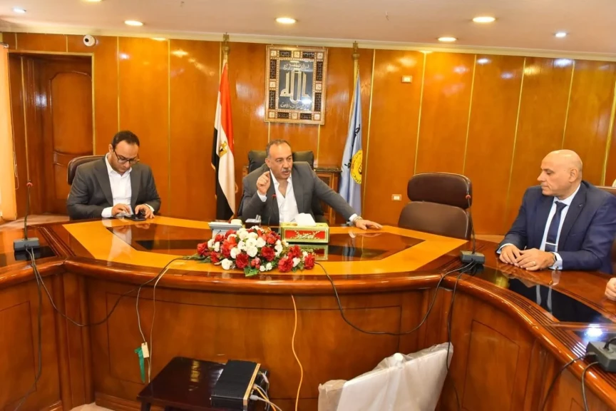 محافظ أسيوط يبحث مع مجموعة من الشباب آليات تطوير جودة الخبز
