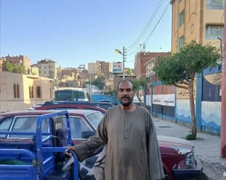 محافظ أسوان يقدم واجب العزاء لأسرة شهيد العمل حمادة الفران ولزملاءه بمشروع النظافة